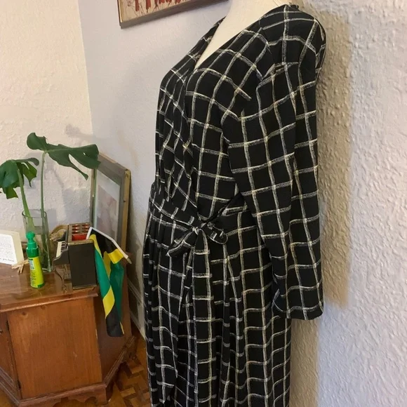 Plus sized geometric print wrap dress 2x - Picture 2 of 6